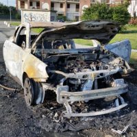 Borgaro: bruciata auto nella notte in via Bertino, “sembravano colpi di pistola”