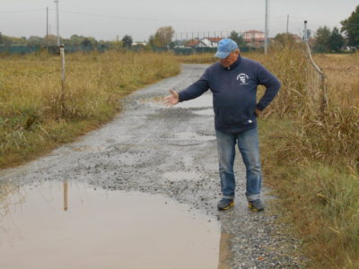 il-presidente-morando-mostra-i-dissesti-sulla-strada-di-accesso-copia