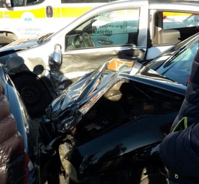 Borgaro: un’auto imbocca la rotonda di via Gramsci ma finisce nel parcheggio del mercato