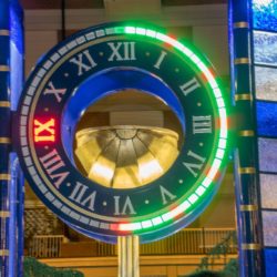 Borgaro: nella nuova piazza Europa l’orologio ad acqua si è trasformato in orologio luminoso