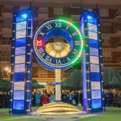 Borgaro: nella nuova piazza Europa l’orologio ad acqua si è trasformato in orologio luminoso