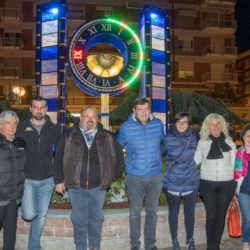 Borgaro: nella nuova piazza Europa l’orologio ad acqua si è trasformato in orologio luminoso