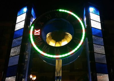 Borgaro: nella nuova piazza Europa l’orologio ad acqua si è trasformato in orologio luminoso